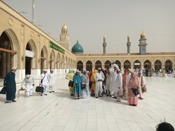 Group in the sahen of Masjid e Kufah